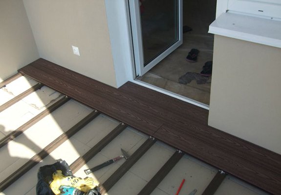 монтаж композитной террасной доски на пол балкона